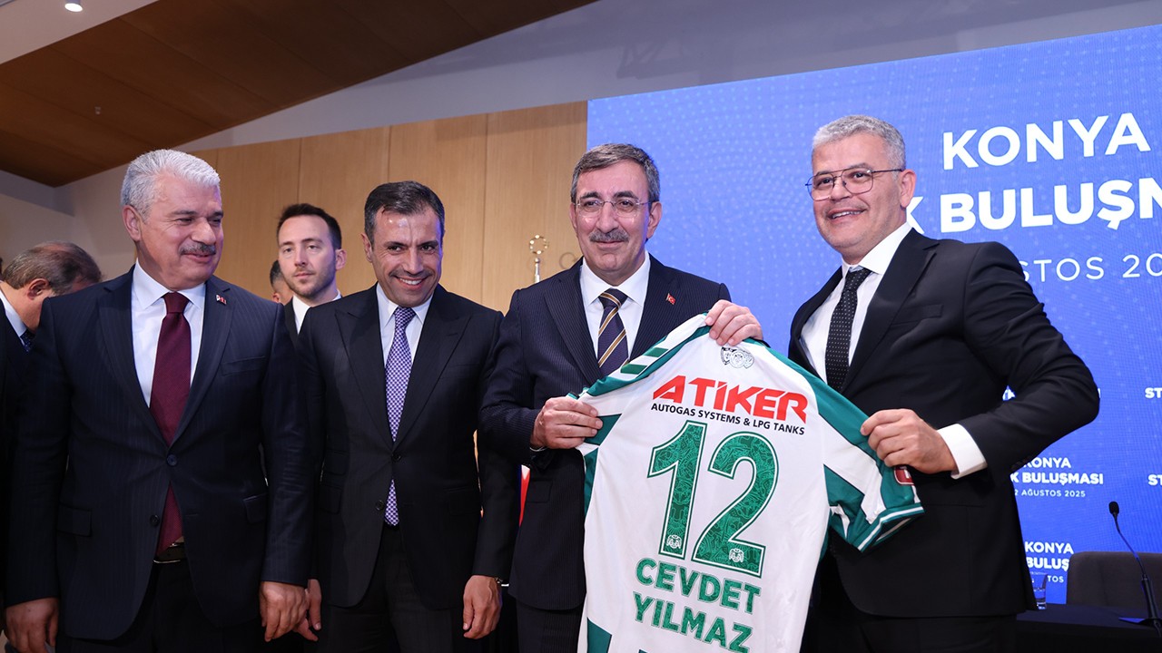 Ömer Atiker’den,  Cevdet Yılmaz’a Konyaspor forması
