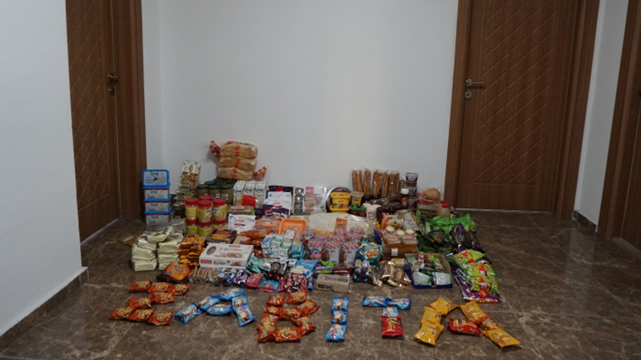 Zincir markette son kullanması geçen yüzlerce ürün ele geçirildi