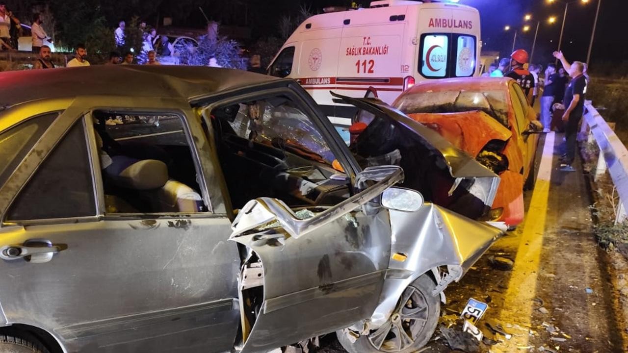 İki araç kafa kafaya çarpıştı: 8 yaralı
