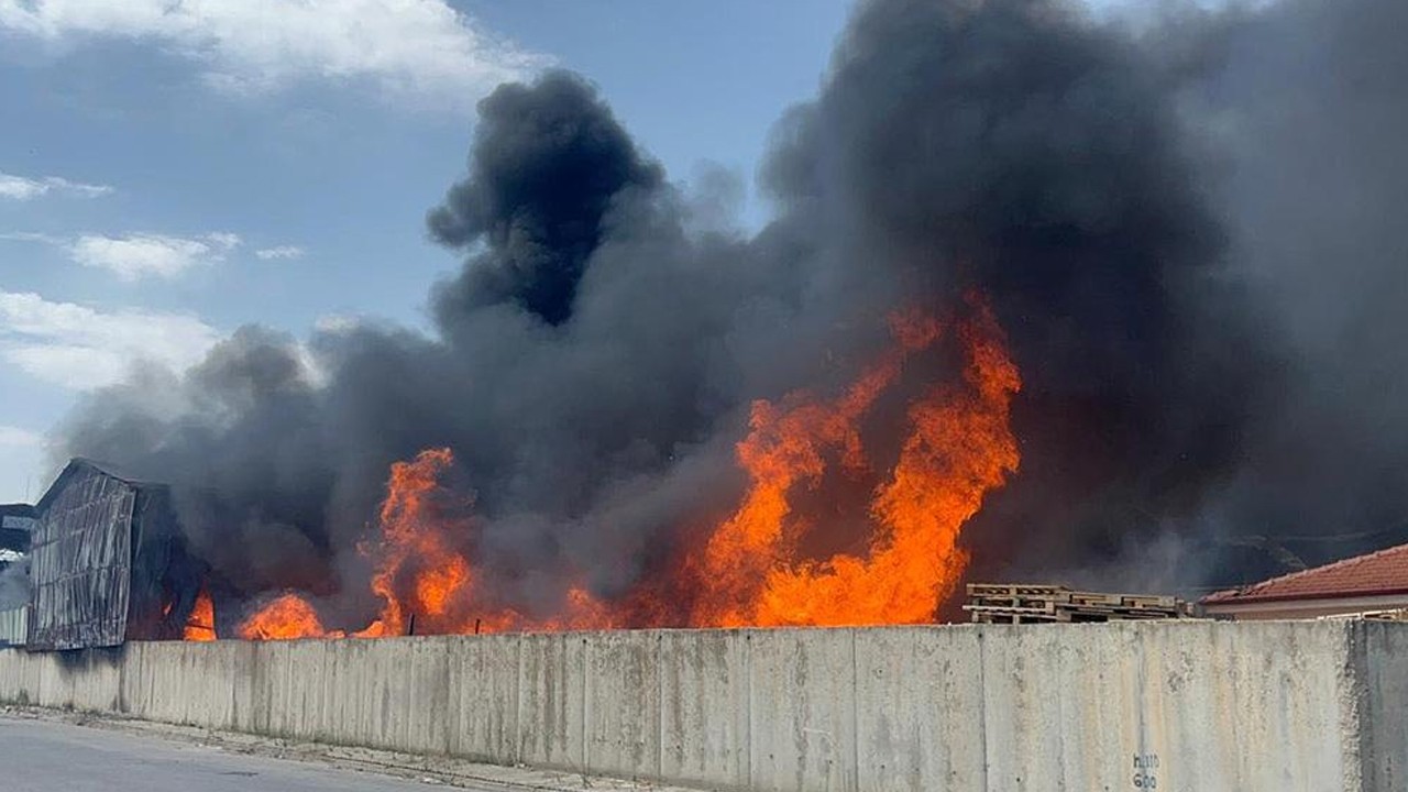 Geri dönüşüm tesisinde yangın: 2 fabrikaya daha sıçradı! Gökyüzü dumanla kaplandı