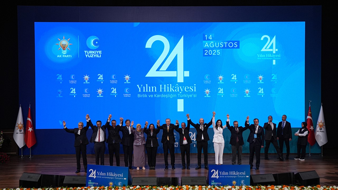 AK Parti'den 24'üncü yaşında gövde gösterisi: 9 belediye başkanına rozet takıldı