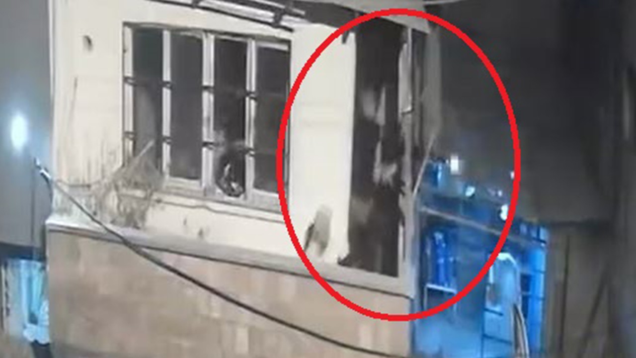 Husumetli komşular, balkonlardan çatıştı