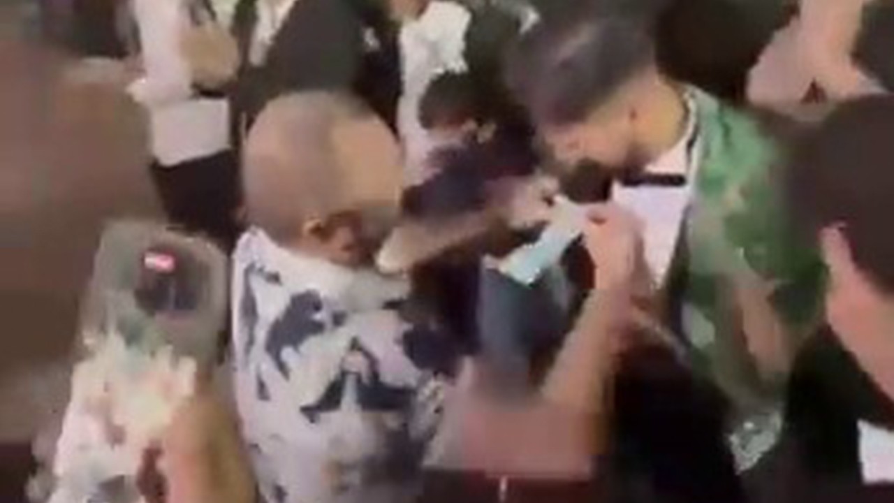 Düğünde sıra dışı hediye: Damada 400 bin liralık çek taktı