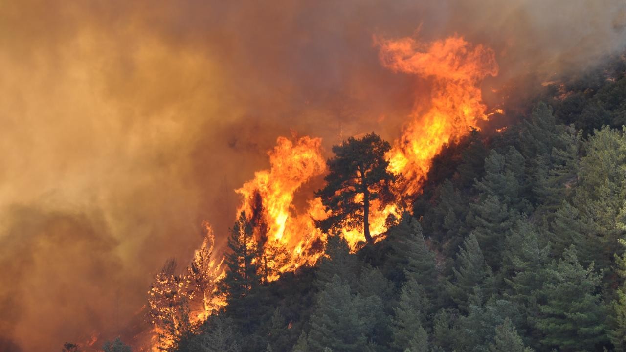 Mersin'de 2 ilçede yangınlar devam ediyor