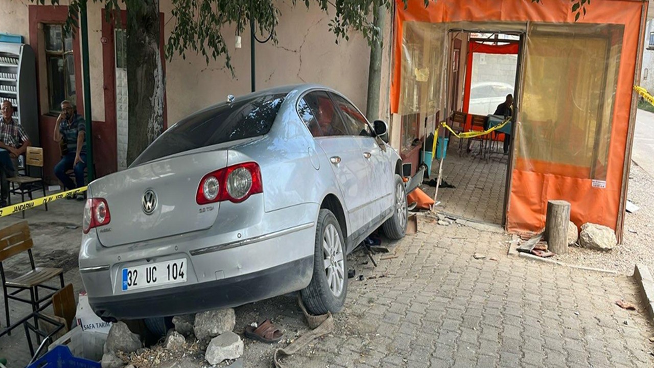 Otomobil kahvehaneye girdi: 1 ölü, 2 yaralı