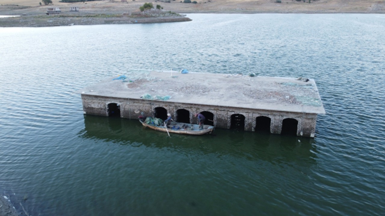 Kuraklık nedeniyle barajlardaki su seviyesi düştü: Eski yerleşim yerleri ortaya çıktı