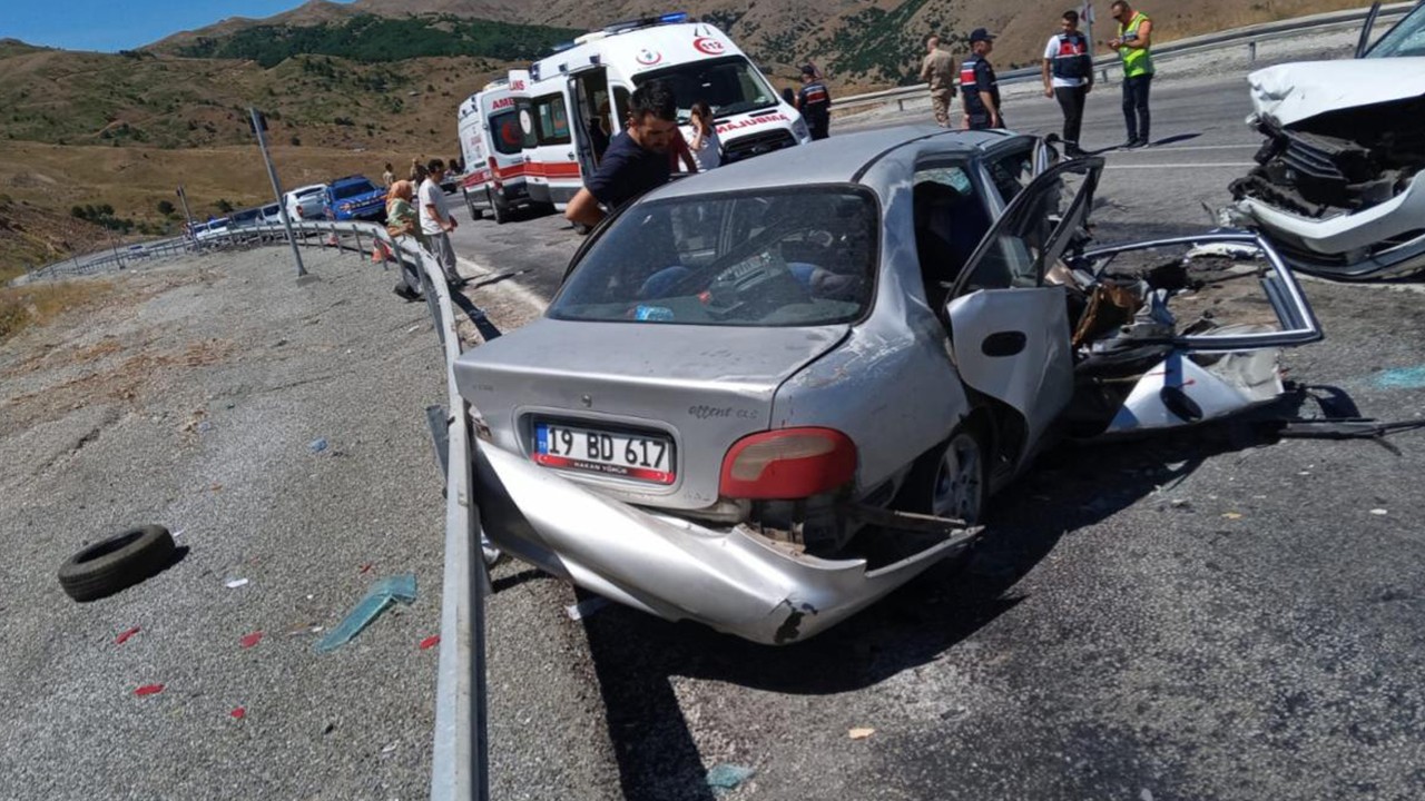 İki otomobilin çarpıştığı feci kazada 3 ölü, 6 yaralı