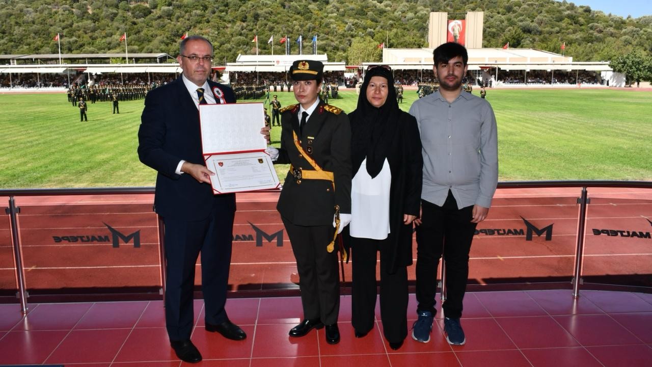 Şehit Ömer Halisdemir'in kızı teğmen oldu