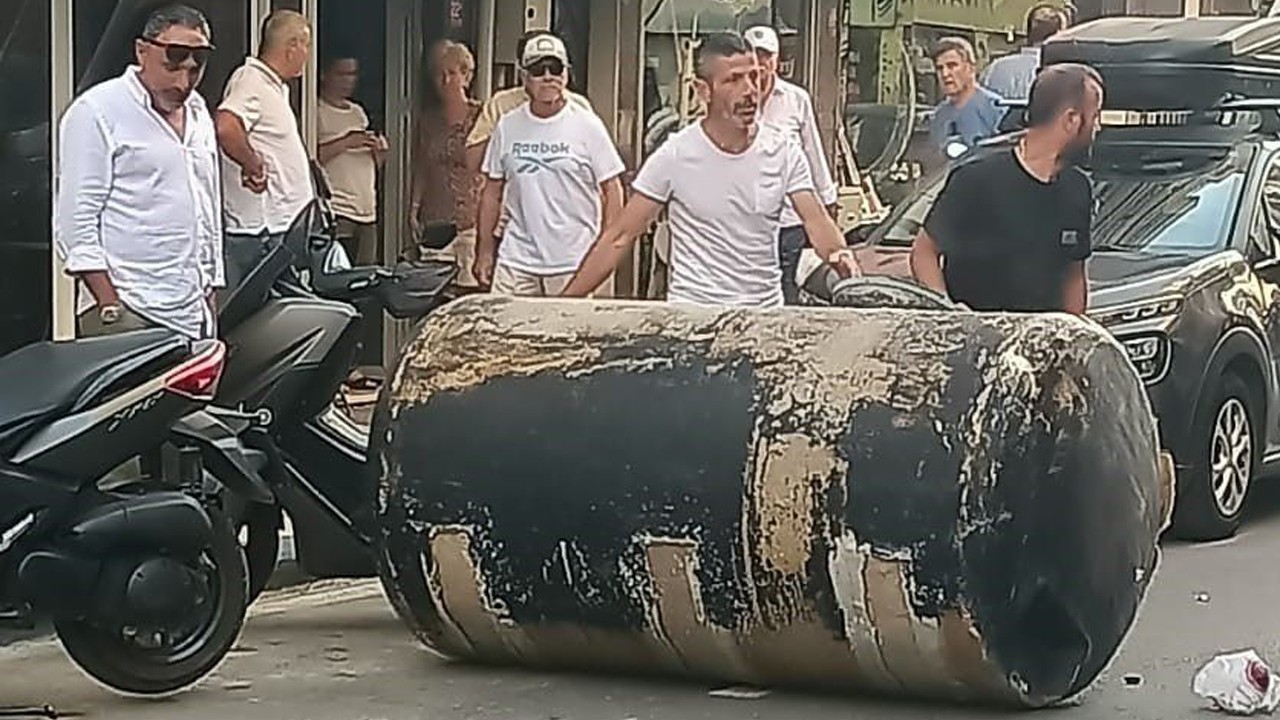 Kuvvetli rüzgar, 4 tonluk su deposunu caddeye uçurdu