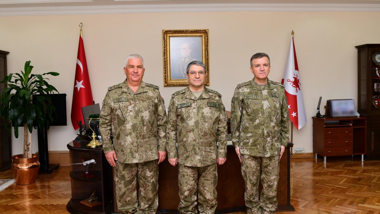 Kara Kuvvetleri Komutanı Bayraktaroğlu, devir teslim törenlerine katıldı