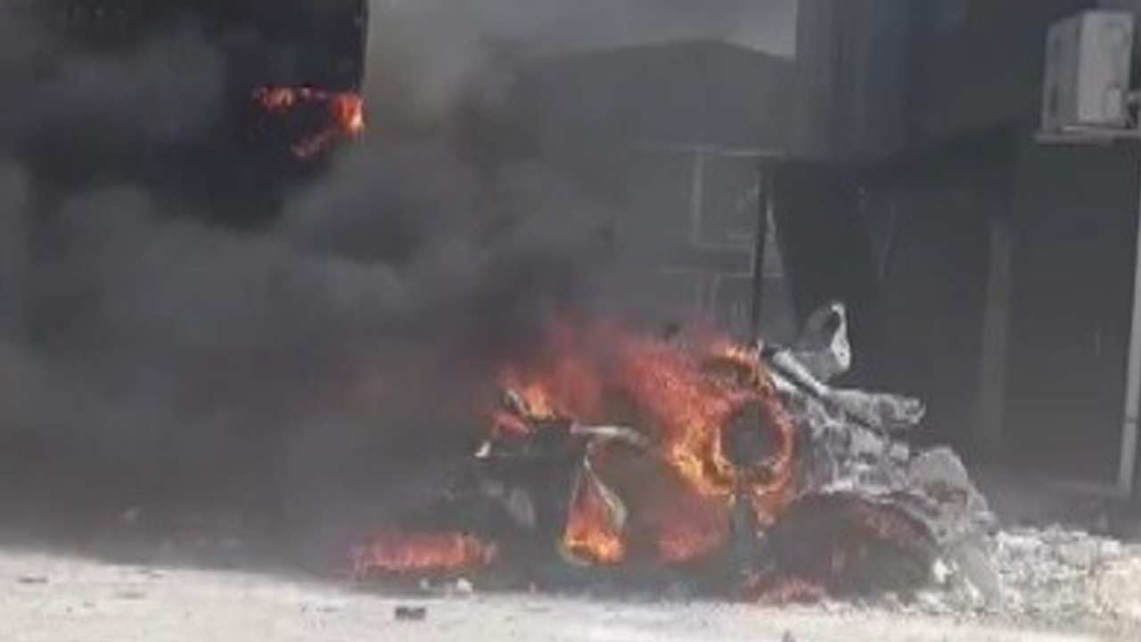 Korku dolu anlar: İşyeri ve hurda araçlar alevlere teslim oldu