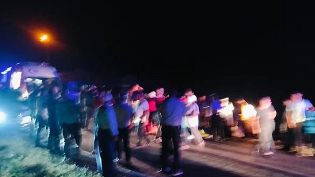 Düğünden dönenleri taşıyan minibüs devrildi: 6’sı çocuk, 15 yaralı