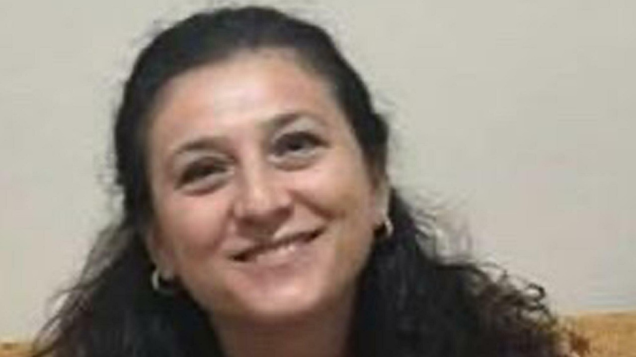 Kapısı açık minibüsten düşen ebe hayatını kaybetti