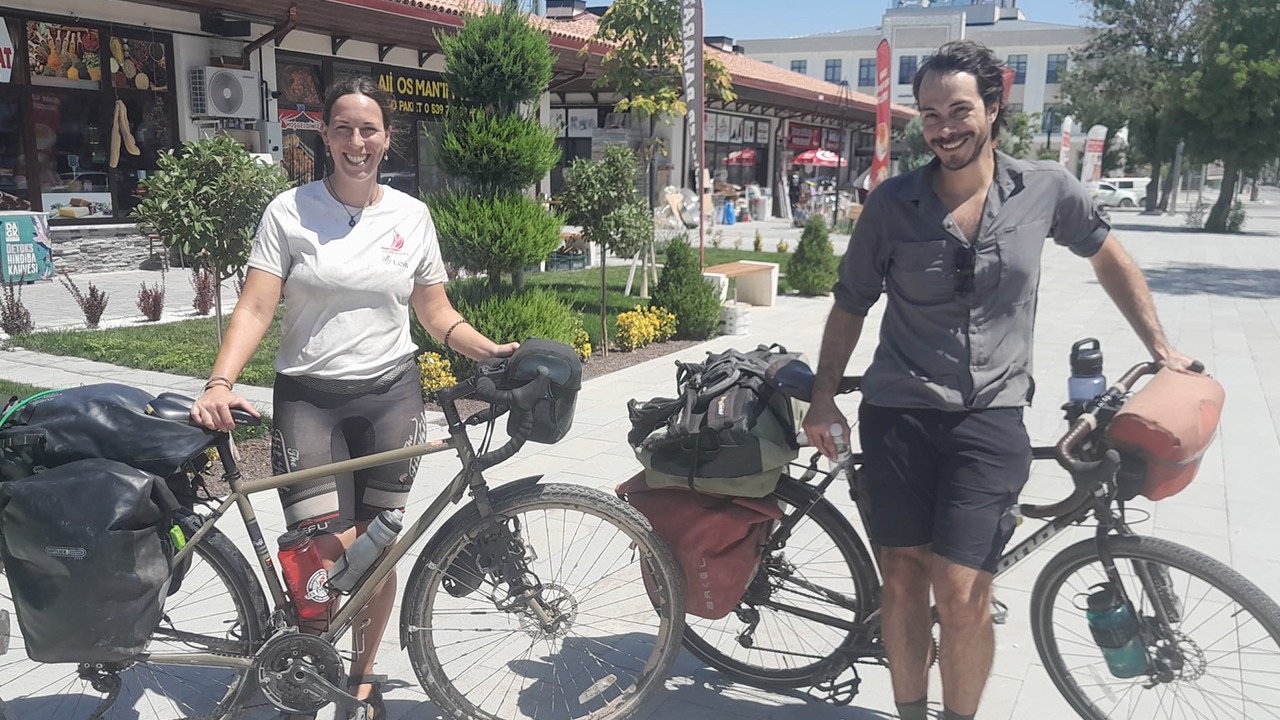 Bisikletleriyle Türkiye turu yapan Kanadalı ikili Karapınar’da