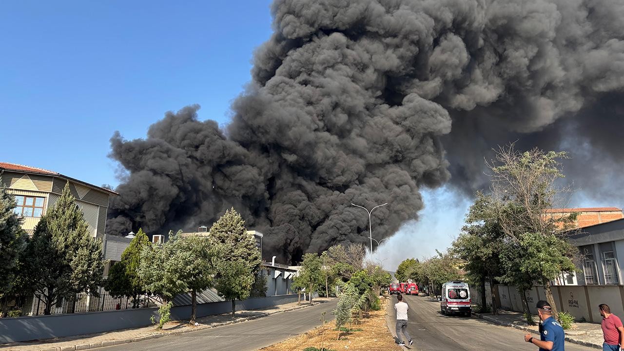Geri dönüşüm fabrikasında yangın