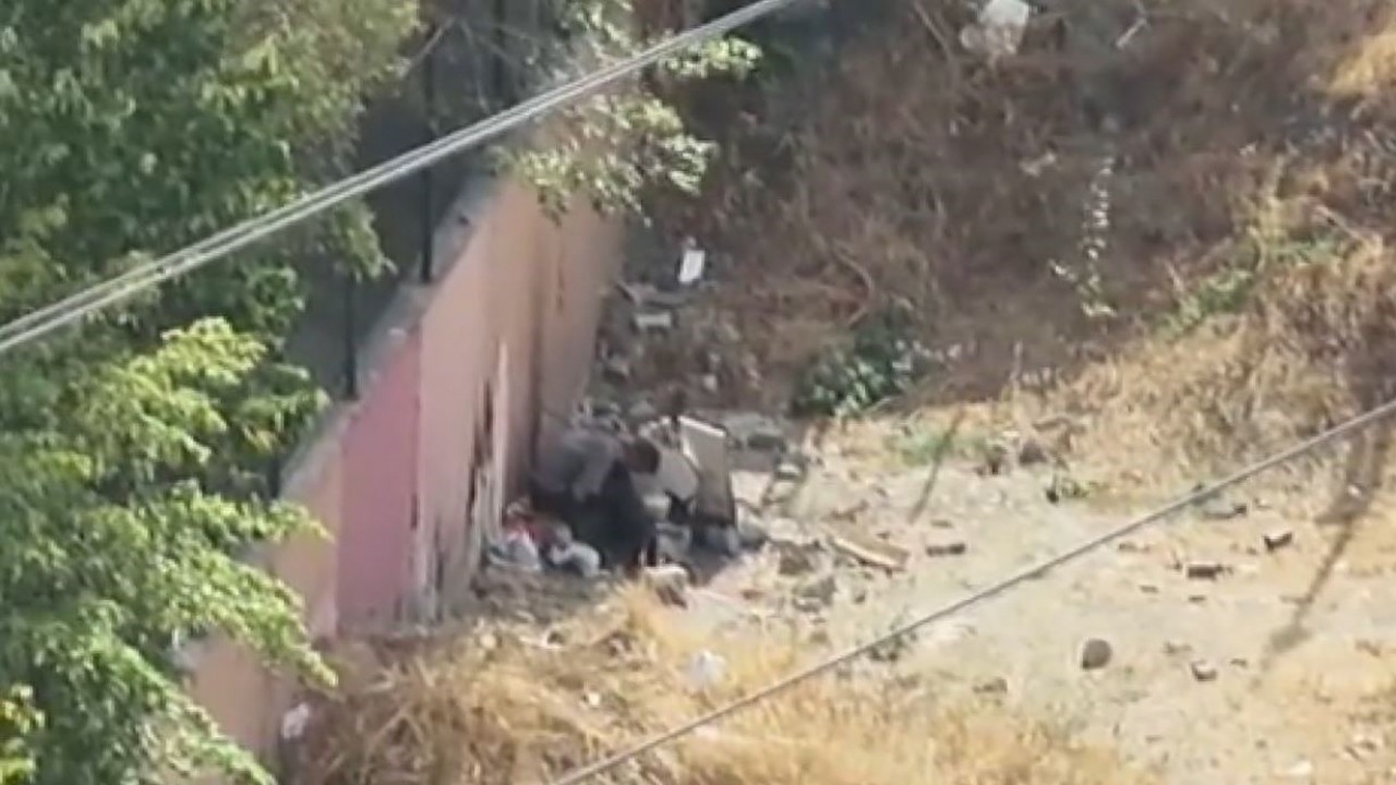 Okul önünde uyuşturucu kullanırken polise yakalandılar