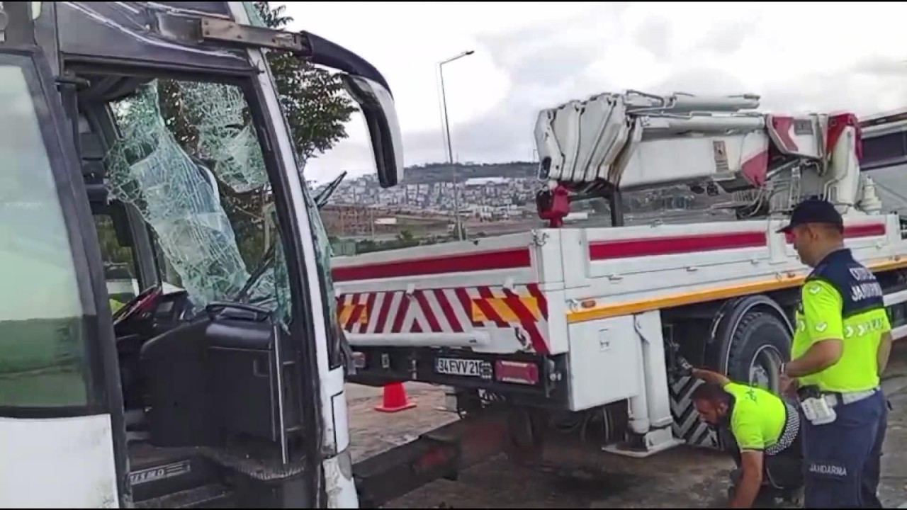 Virajı alamayan yolcu otobüsü devrildi: 3 ölü 20 yaralı