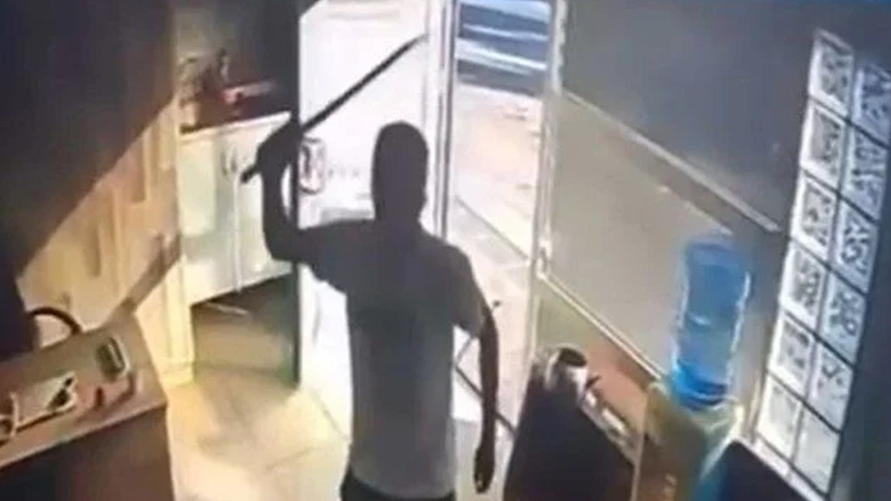 Taksi durağında kılıçlı saldırı