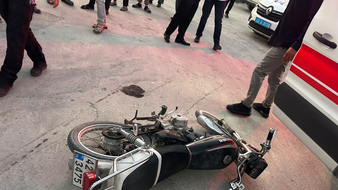 Karapınar'da motosiklet otomobille çarpıştı: 2 yaralı