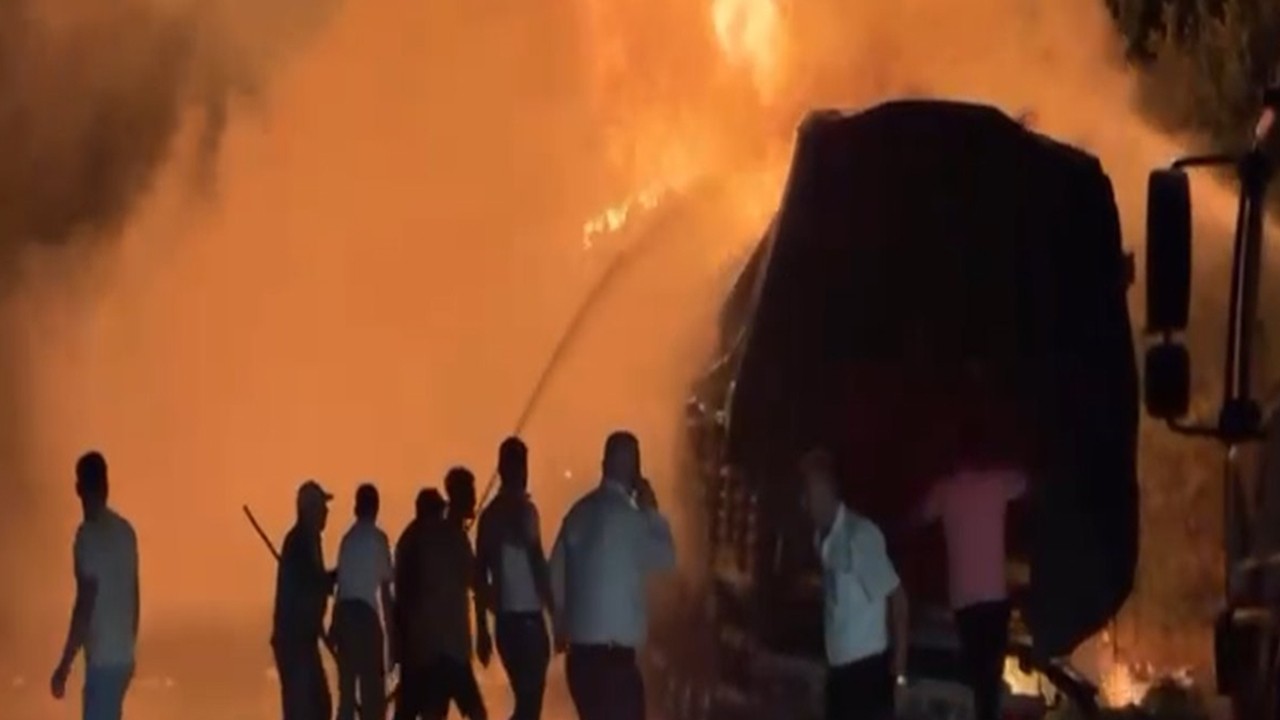 Çöp atığı yüklü TIR'ın dorsesi yandı