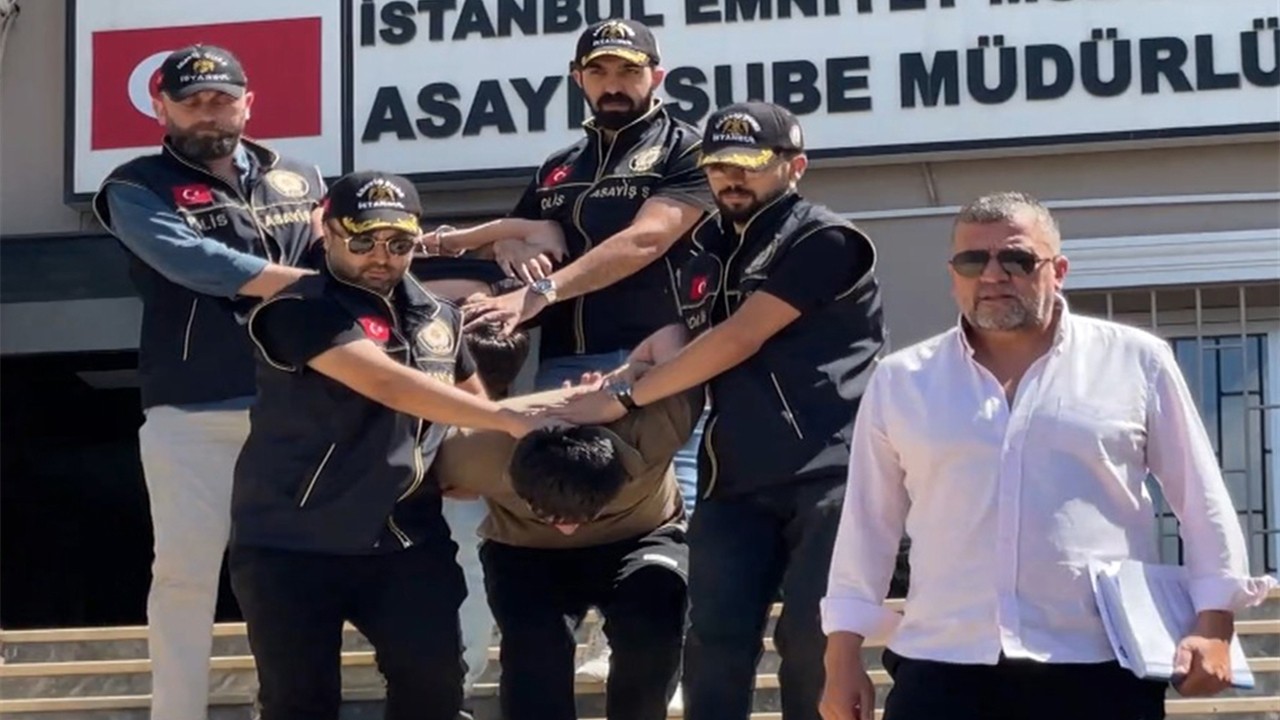 Sokak ortasında eşini satırla öldüren şüpheli adliyeye sevk edildi