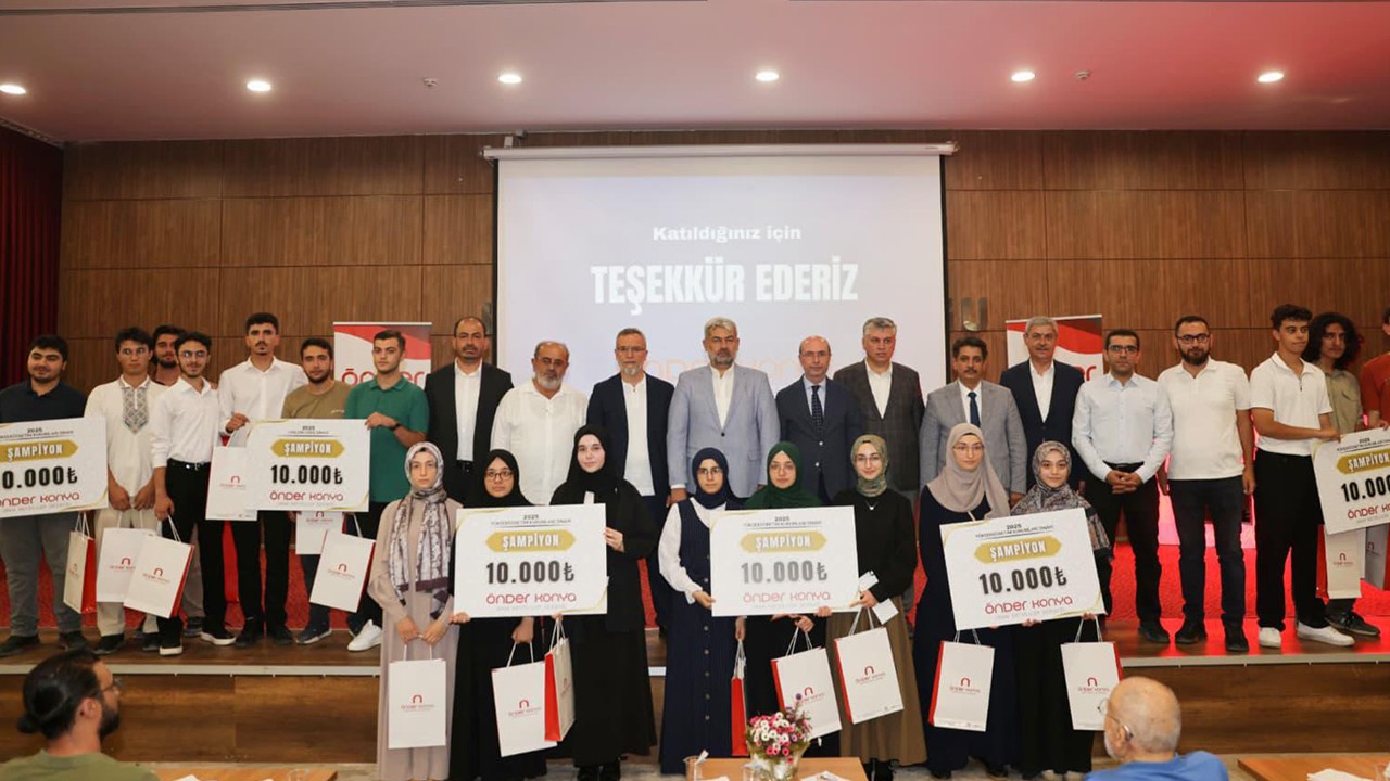 Konya'da başarılı öğrenciler için ödül töreni düzenledi