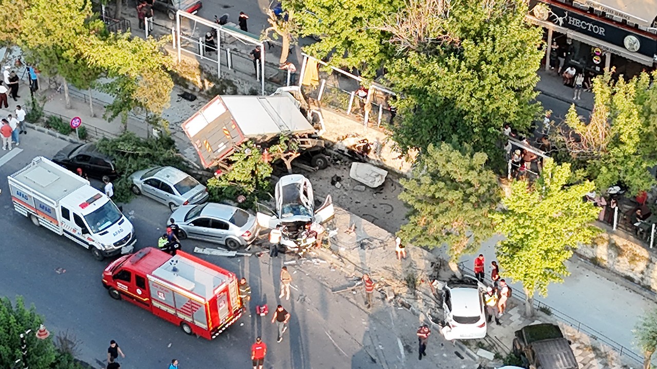 Freni boşalan kamyon 10 araca çarptı: 6 yaralı