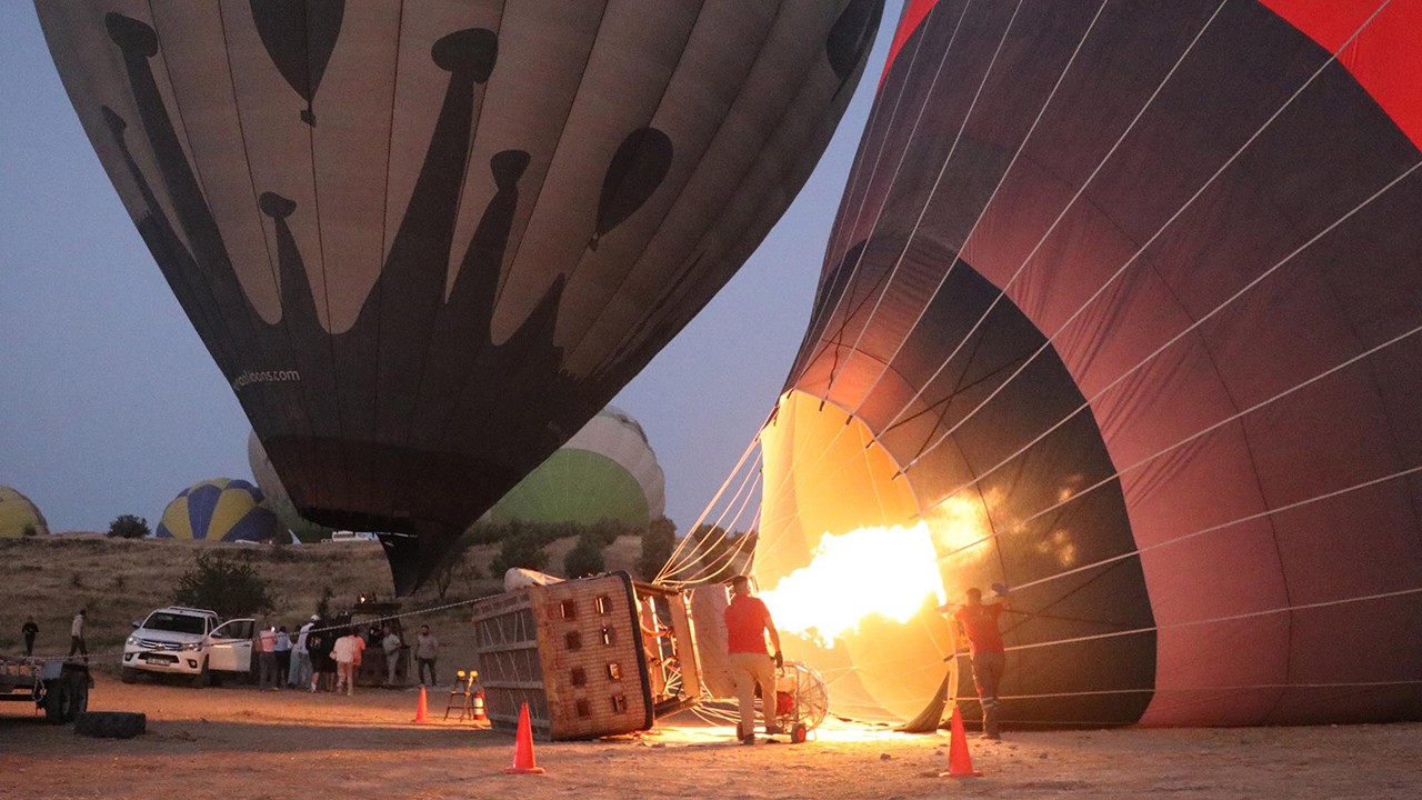 Ön muhasebeci olarak çalıştığı balon şirketinin ilk kadın pilotu oldu
