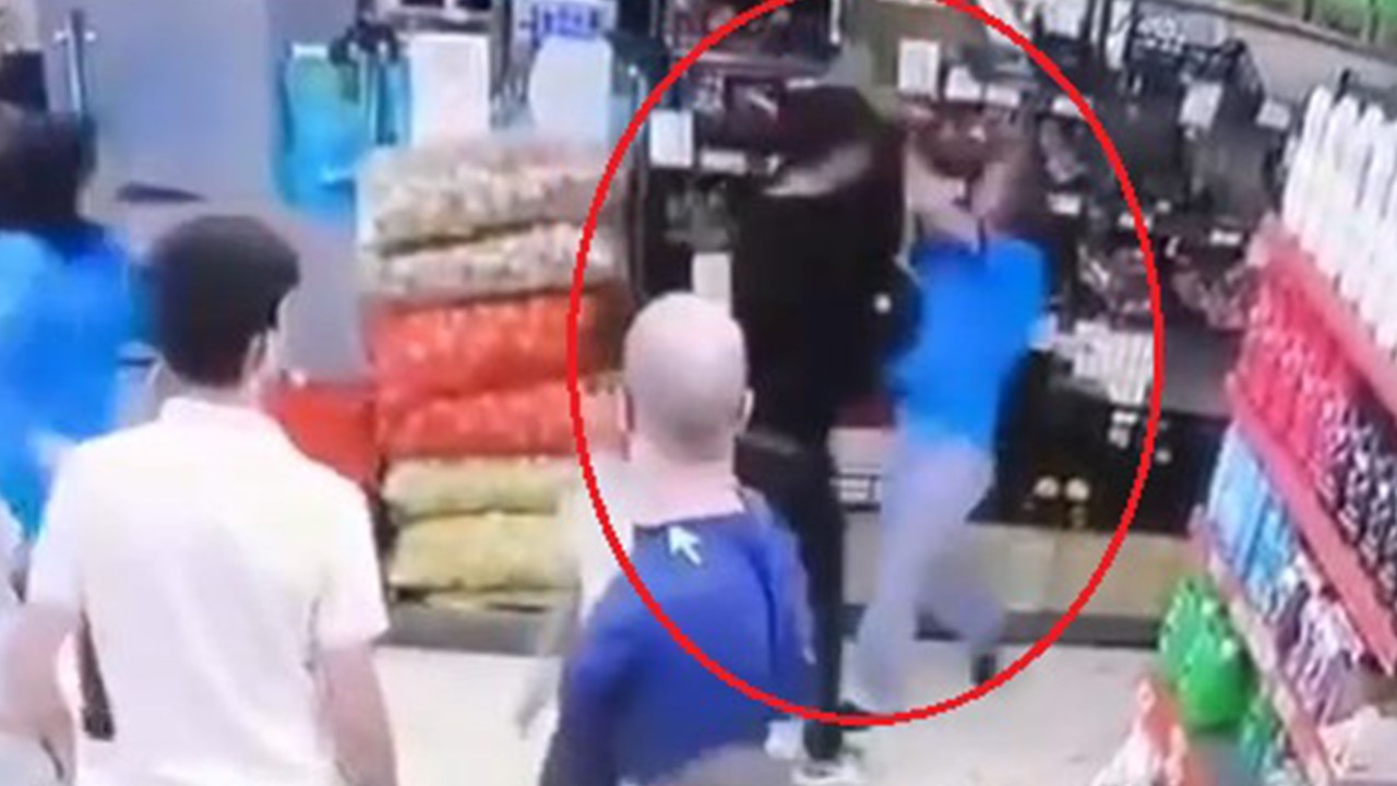 Eski sevgilisini çalıştığı markette darbedip müşteriyi bıçakladı