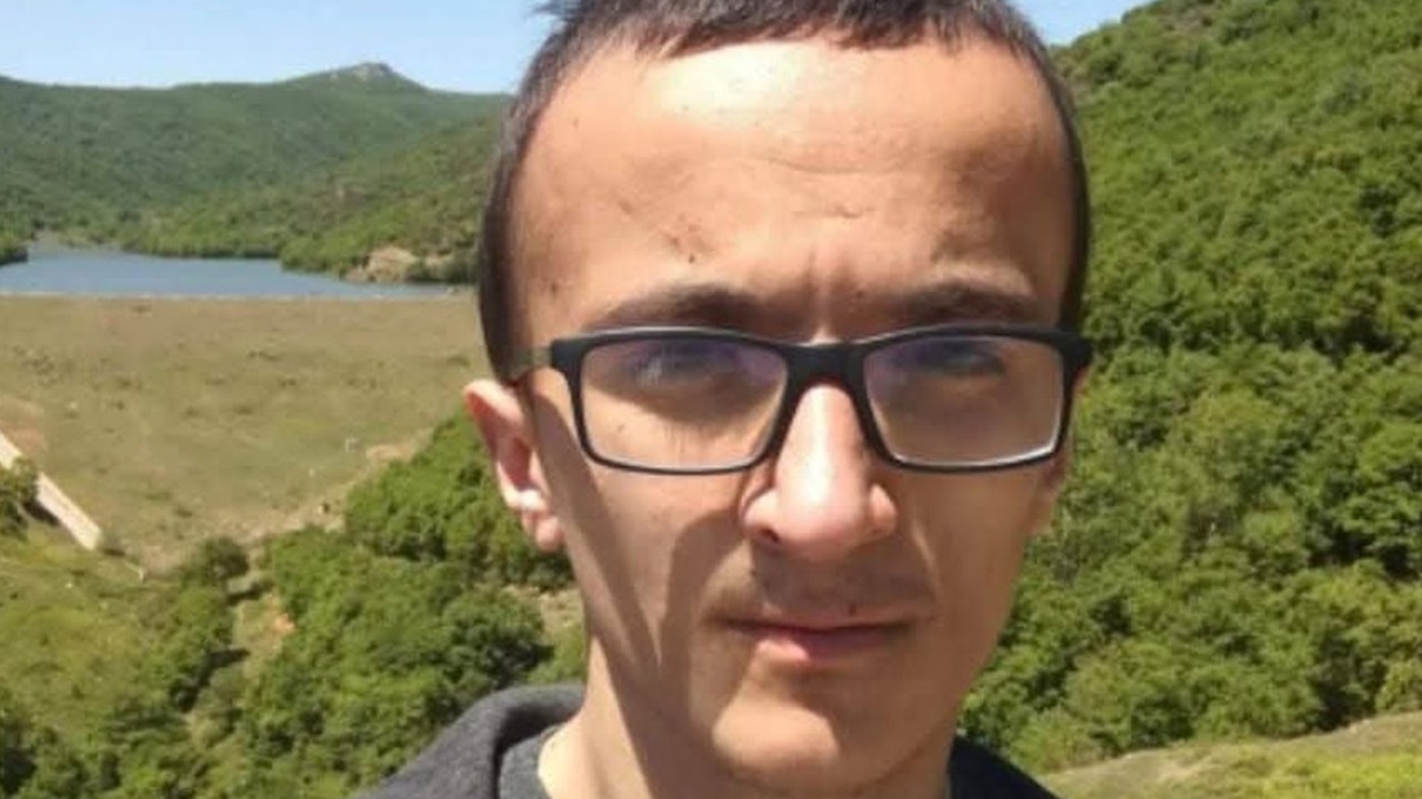 Başı kanepe ile sandığı arasına sıkışmış halde ölü bulundu