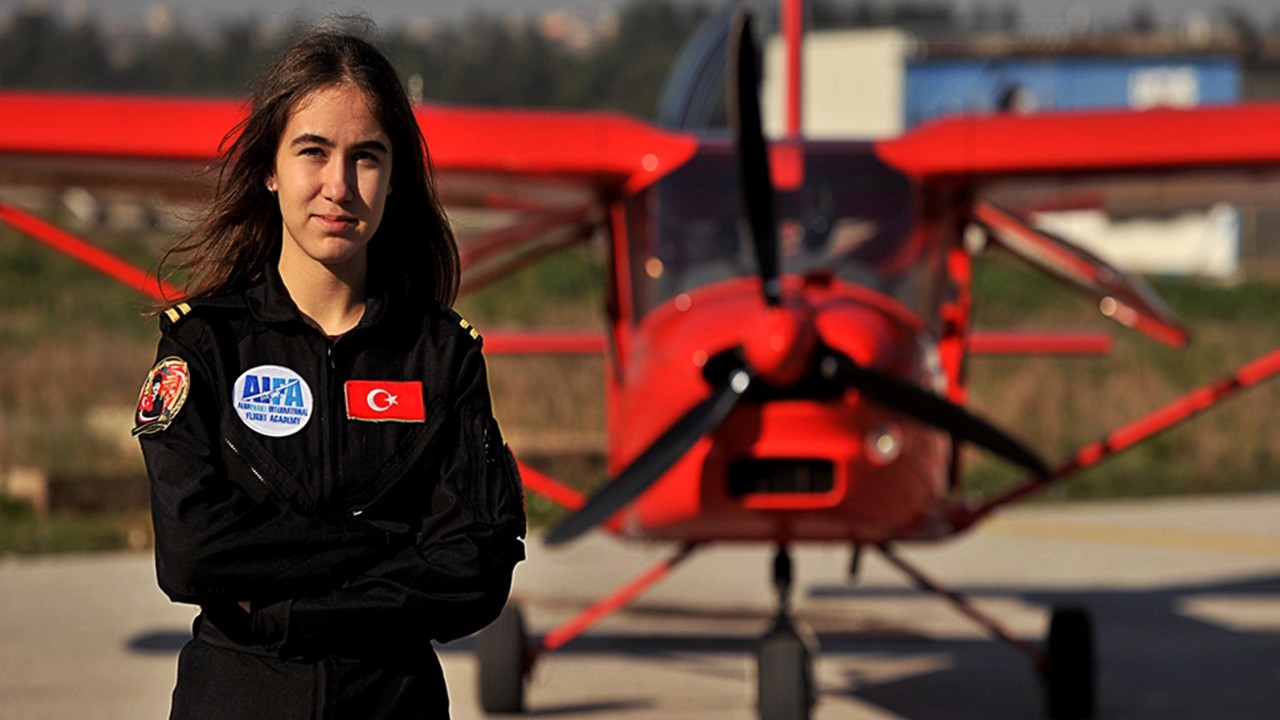 TIME'a adını yazdıran Türkiye'nin en genç pilotu Defne: Kızlar hayallerinden vazgeçmemeli