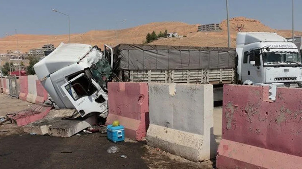 Çarpışan TIR'ların şoförleri kardeş çıktı: Ağabey kurtarılamadı