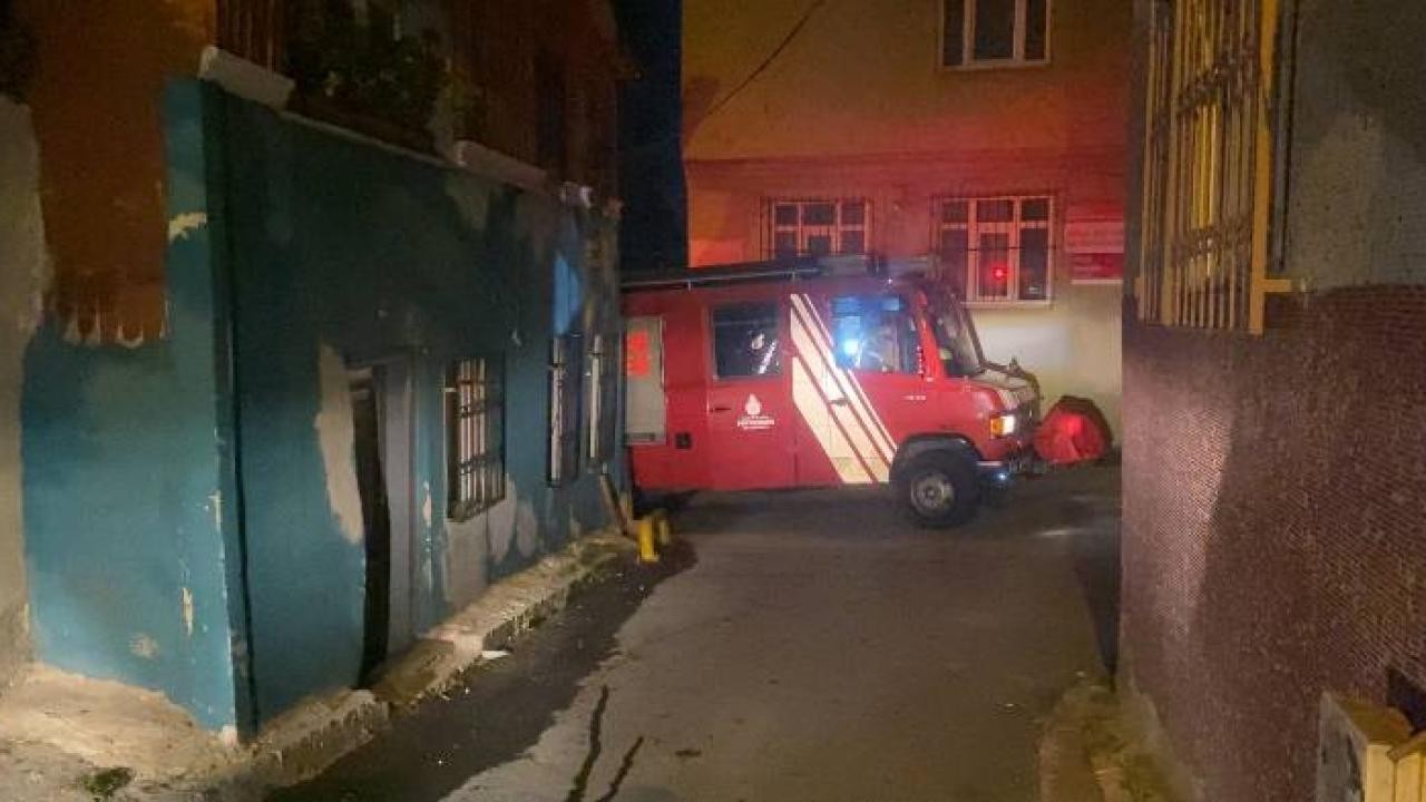 3 katlı binanın çatısında yangın