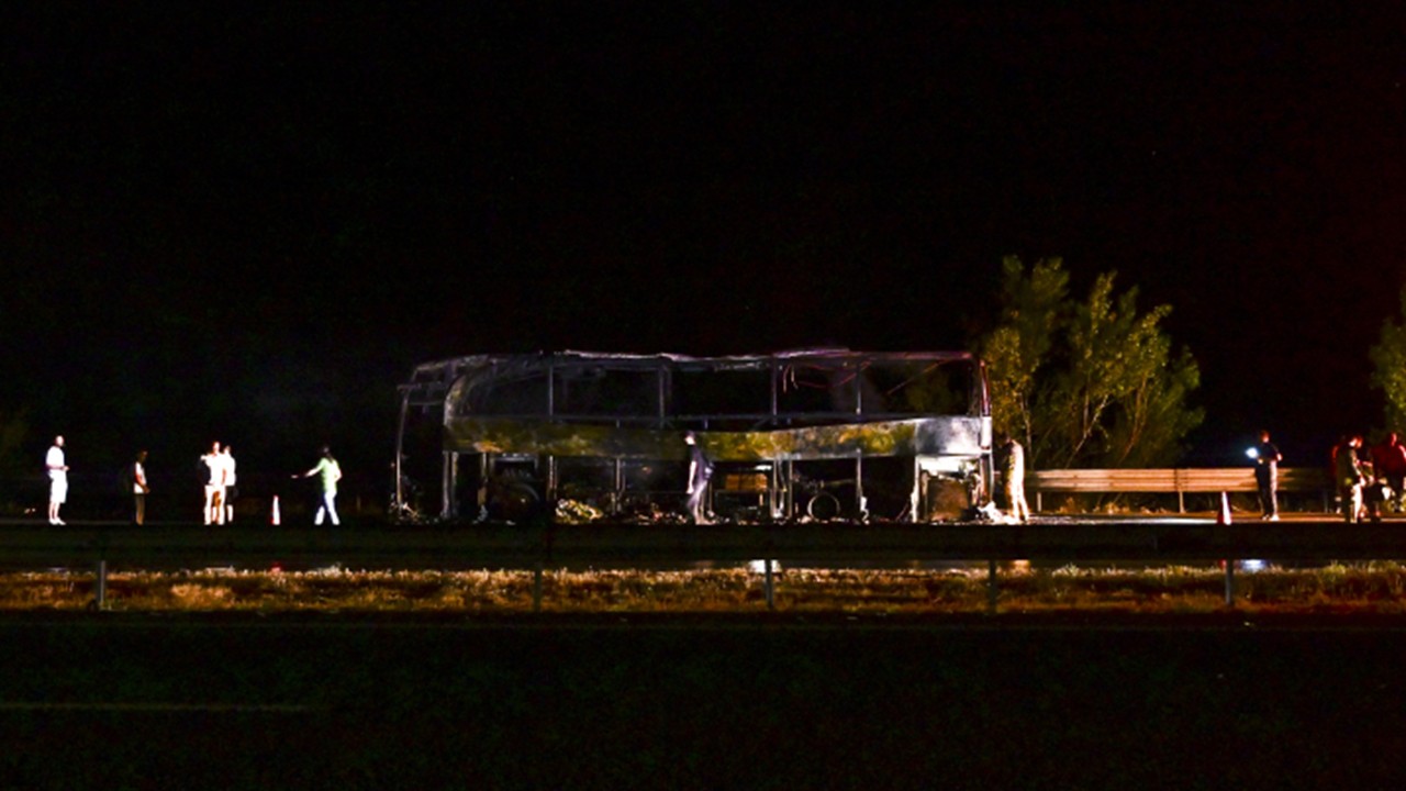 Seyir halindeki yolcu otobüsü yandı