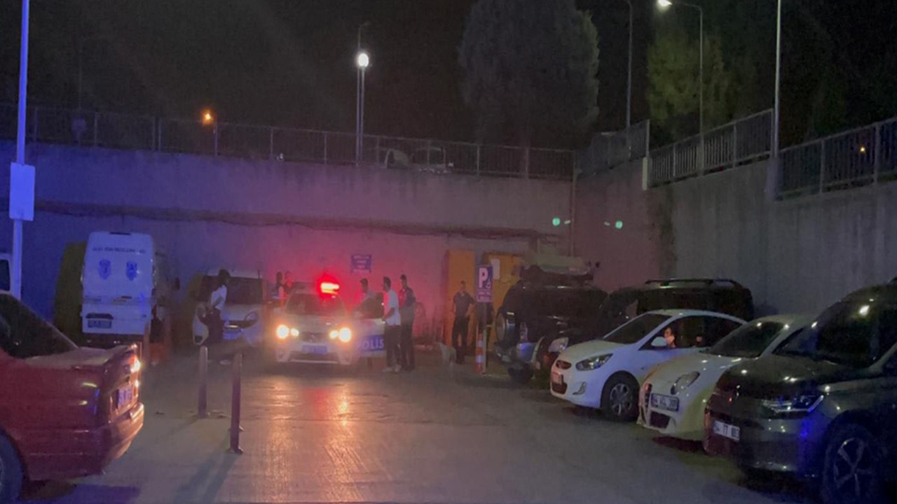 Hastane eczanesinde boşanma aşamasındaki eşini silahla vurdu