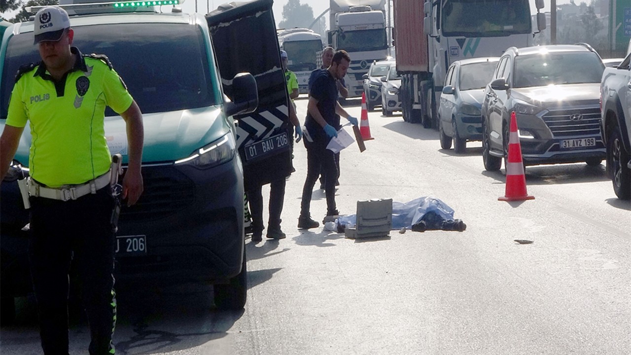 Tır'ın otoyolda çarptığı yaya öldü