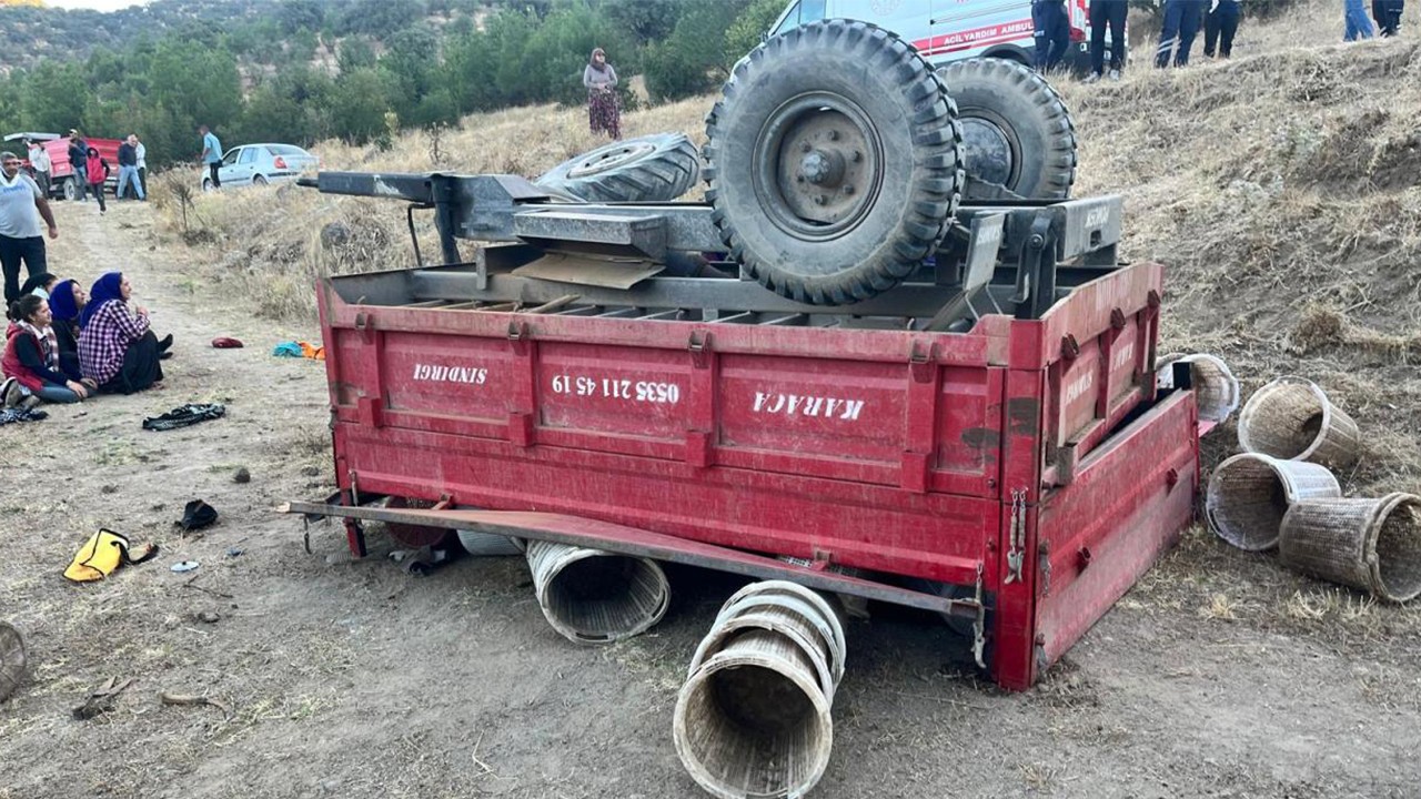 Tarım işçilerini taşıyan traktör devrildi: 1 ölü