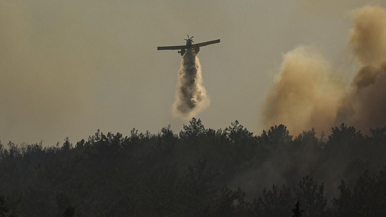 İzmir'de ormana sıçrayan yangına müdahale ediliyor! 3 gözaltı