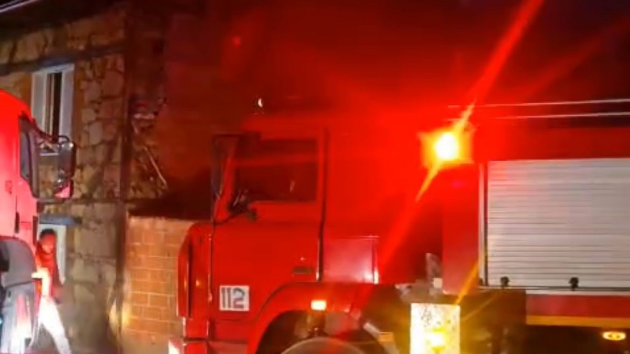 Köyde yangın çıktı: 4 ev kullanılamaz hale geldi