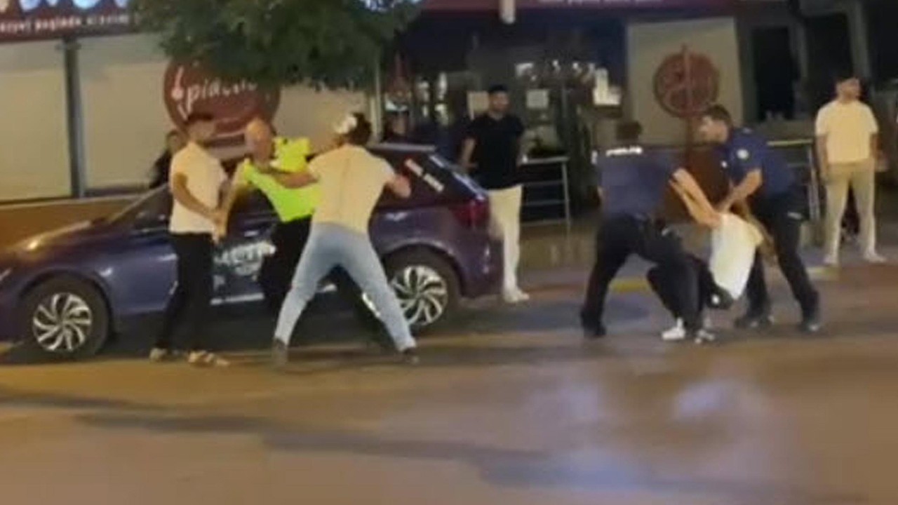 Ceza yazan polise saldırdılar