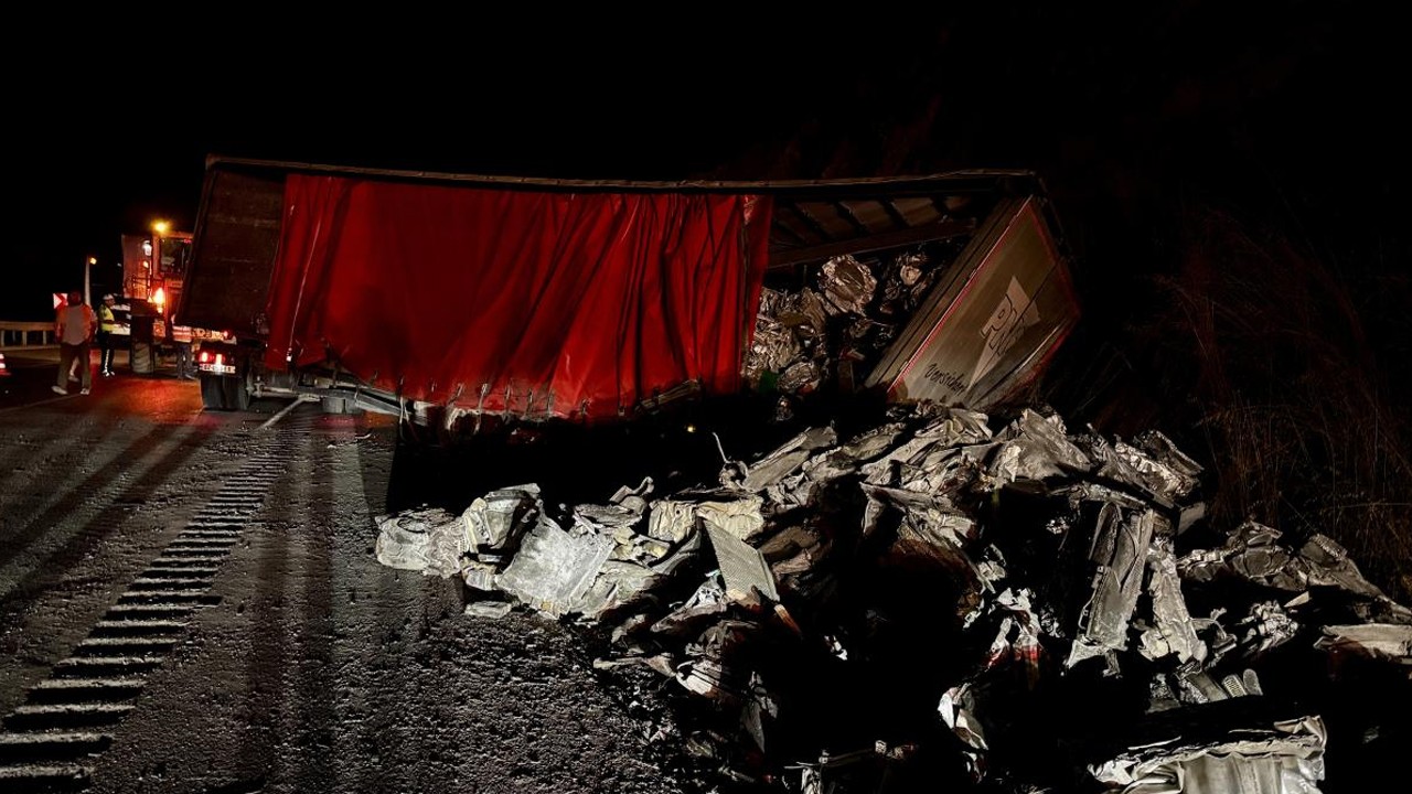 Tır şarampole devrildi! Sürücü yara almadan kurtuldu