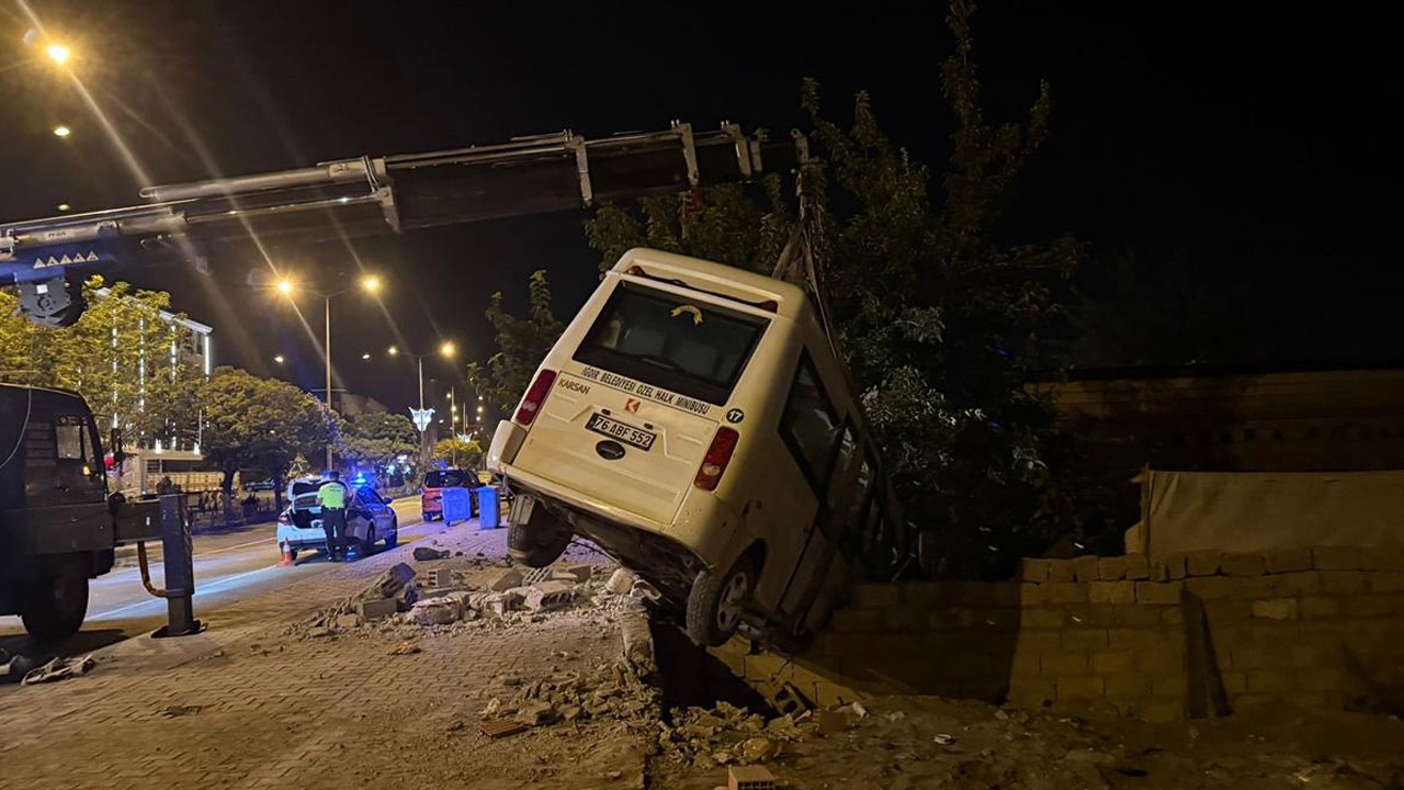 Kaza yapan yolcu minibüsü bahçe duvarında asılı kaldı