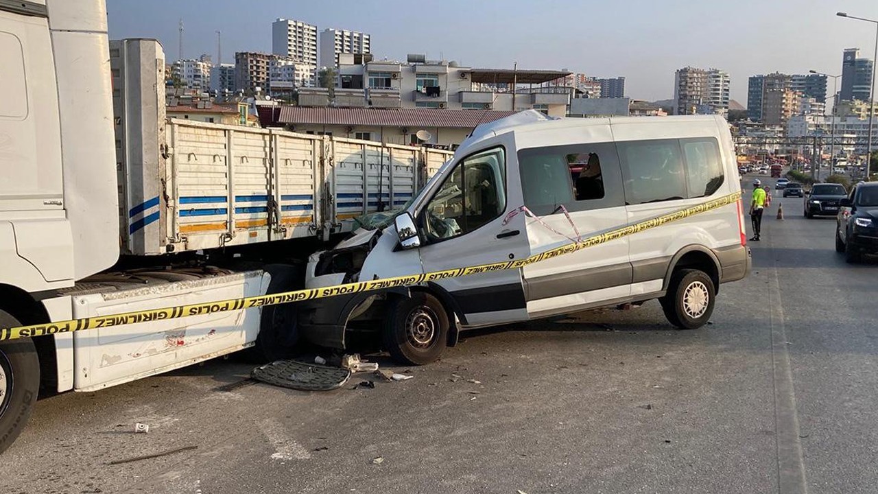Öğrencileri taşıyan minibüs tıra çarptı: Ölü ve yaralılar var!