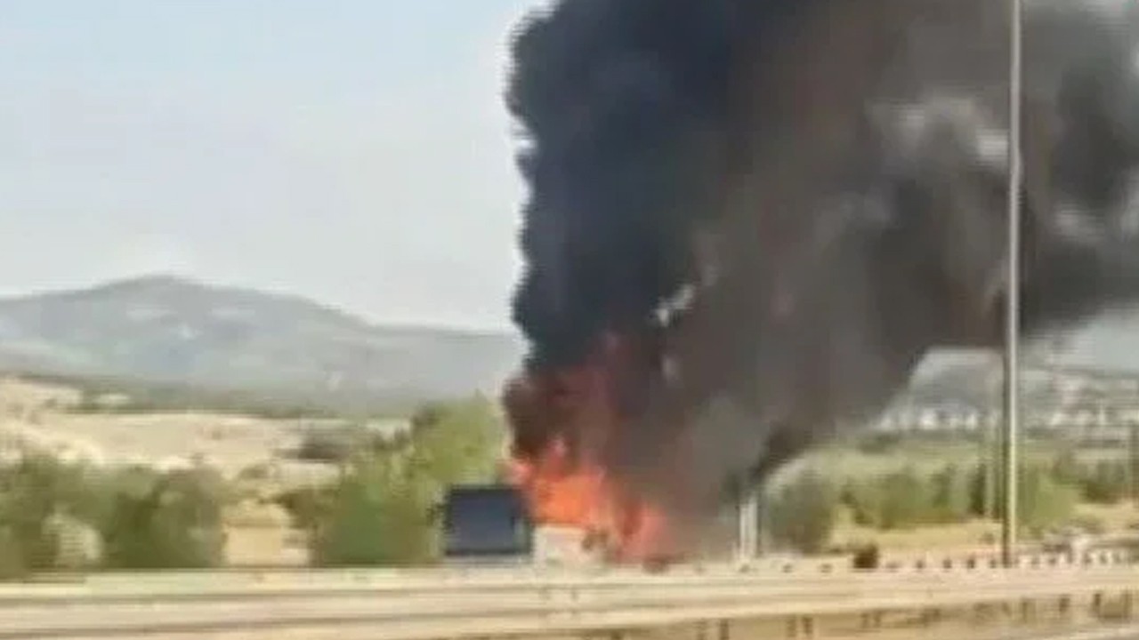 Seyir halindeki yolcu otobüsü alev alev yandı