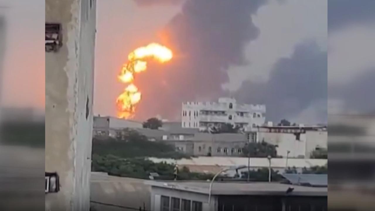 Katil İsrail’in Yemen’de hayati önem taşıyan tesisleri hedef aldı: Sana karanlığa gömüldü