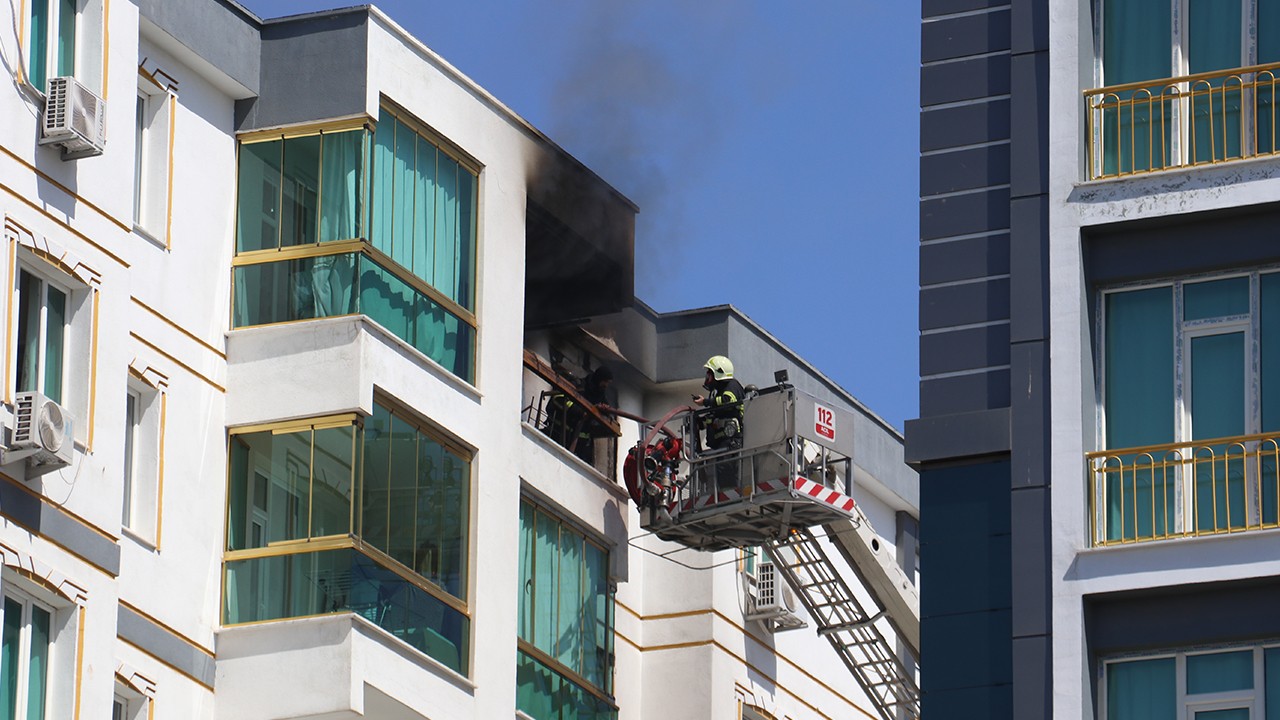 8 katlı binanın son katında yangın; 3 itfaiye eri dumandan etkilendi