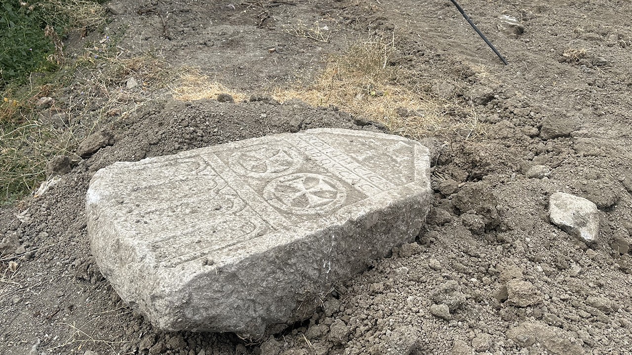 Kanal çalışmasında ortaya çıkan mezar taşı koruma altına alındı