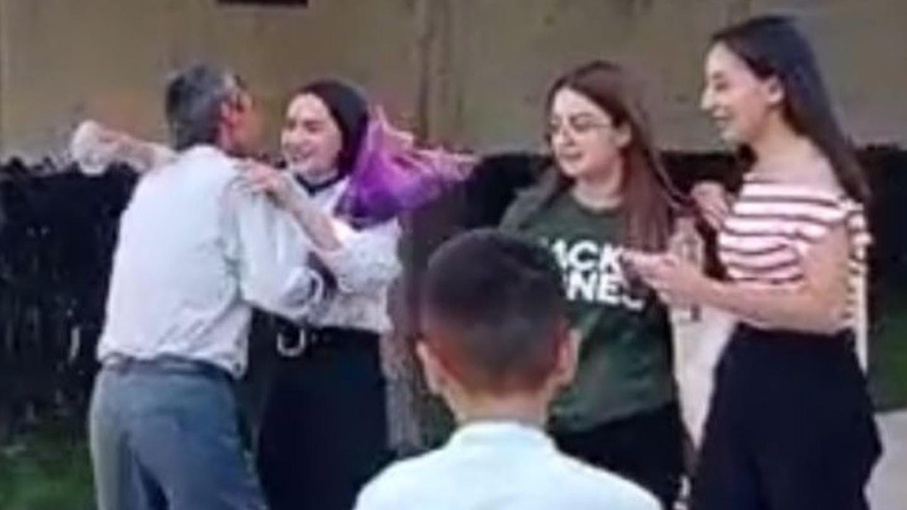 Babasının sınav çıkışı çiçeklerle karşıladığı Çimen, üniversiteyi kazandı