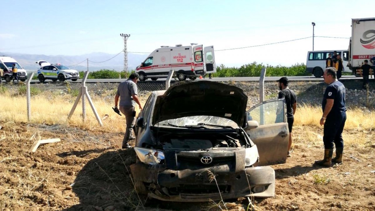Otomobil devrildi: Emniyet müdür yardımcısı ile ailesi yaralandı