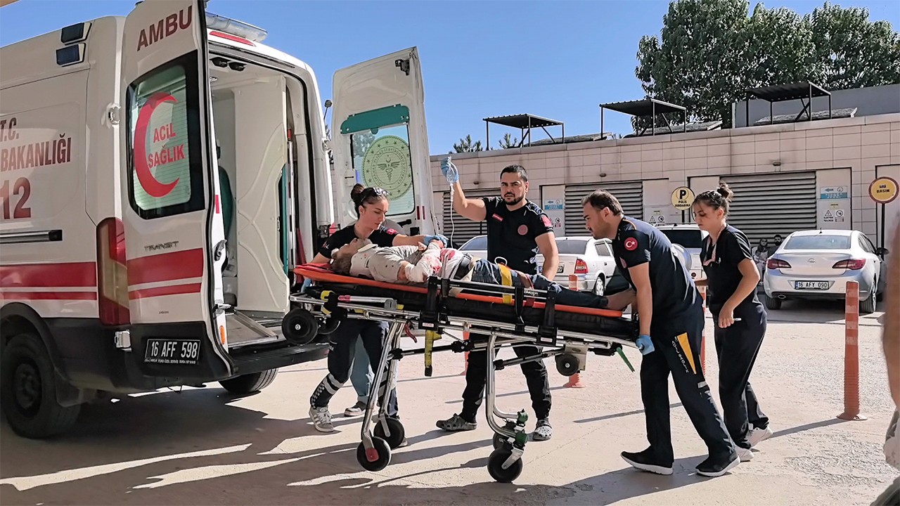 3’üncü kattan asansör boşluğuna düşen işçi yaralandı